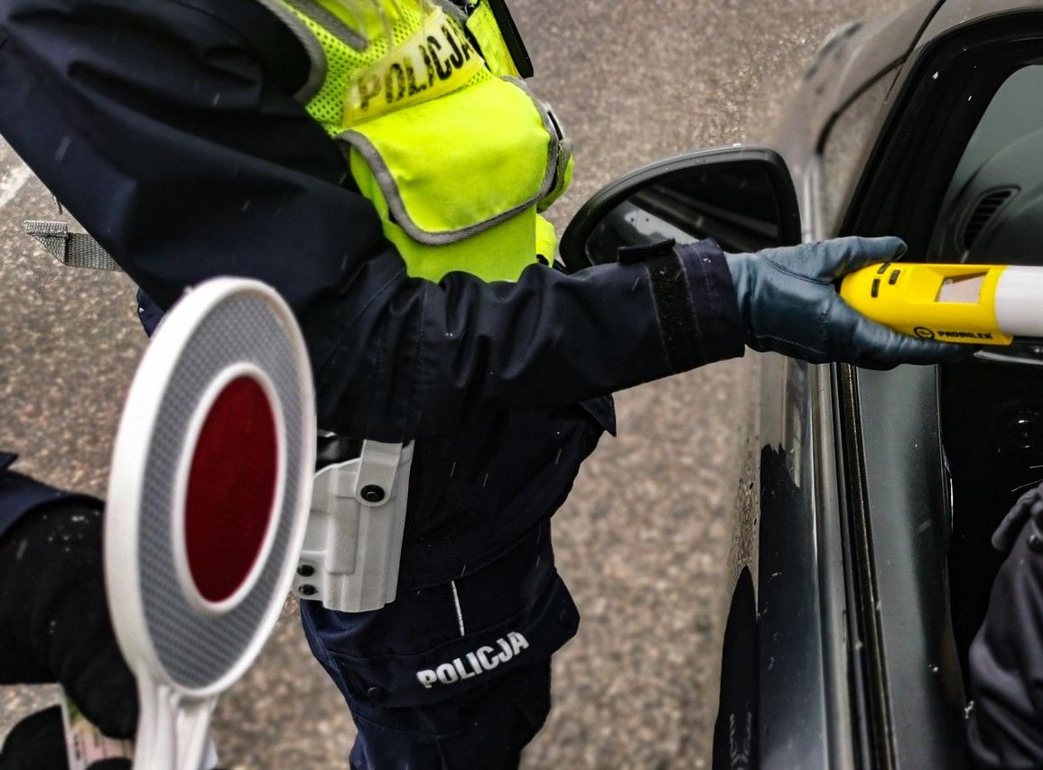 Był pijany i zasnął za kierownicą na czerwonym świetle